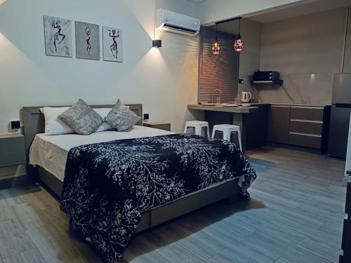 1 dormitorio con 1 cama grande y cocina en VH Studios en Flic-en-Flac