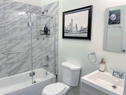 een badkamer met een douche, een toilet en een wastafel bij McCormick Place 420 friendly 2br/2ba with optional parking for up to 6 guests in Chicago