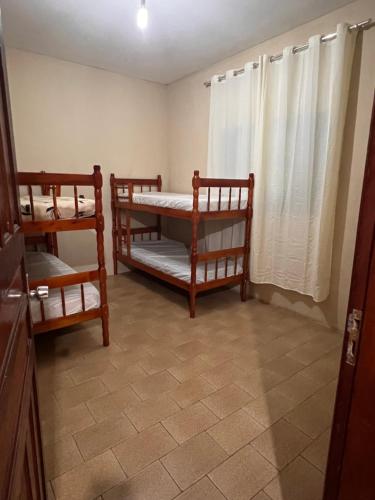 - une chambre avec 2 lits superposés dans l'établissement Rancho das Flores, à Tatuí