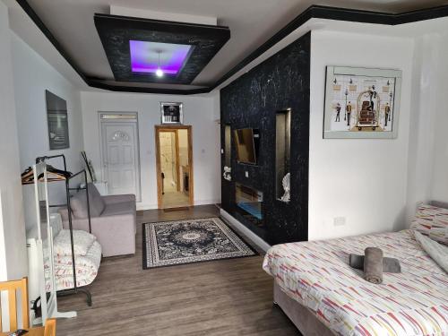 ein Schlafzimmer mit einem Bett und einer Decke mit einem violetten Licht in der Unterkunft 31 London Road Liverpool Sleeps 4 in Liverpool