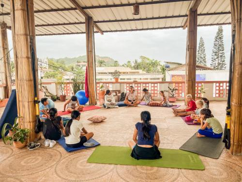 un grupo de personas sentadas en una clase de yoga en Alma Olon, en Olón