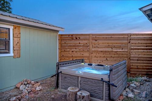Fotografie z fotogalerie ubytování Das Grun Haus With Private Hot Tub v destinaci Fredericksburg