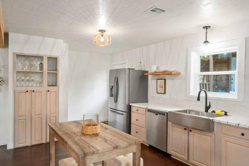 Η κουζίνα ή μικρή κουζίνα στο The Hidden Tavern House With Private Hot Tub