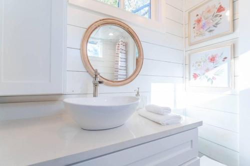 Bilik mandi di Walnut Horizon Tiny Home With Observation Deck