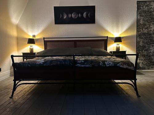 Postel nebo postele na pokoji v ubytování Urlaub im historischen Müllerhaus, Dachgiebel
