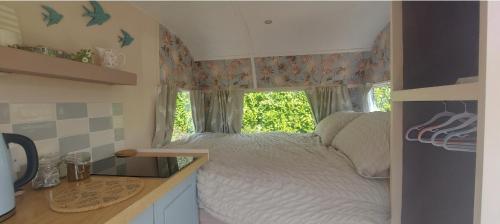 Wigton的住宿－Molly The Vintage Caravan.，一间小卧室,配有床和窗户