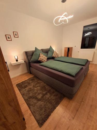 ein Wohnzimmer mit einem Sofa in einem Zimmer in der Unterkunft Ferienwohnung Rheinsonne in Boppard