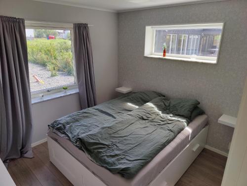 een klein bed in een kamer met een raam bij Tångaberg, Varberg in Varberg