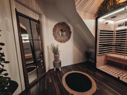Habitación con escalera y alfombra en el suelo en Feels like home, en Ralingen