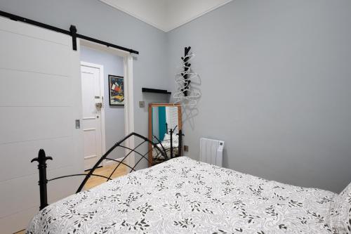 1 dormitorio con 1 cama con edredón blanco en Durley Gardens, by the Beach en Bournemouth