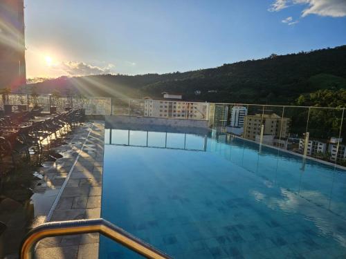 uma grande piscina no topo de um edifício em Panorama Hotel em Águas de Lindoia