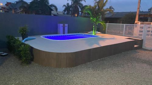 eine Whirlpool-Badewanne im Hinterhof mit Zaun in der Unterkunft Sobrados aconchegante com piscina "Natisashouse" in Bombinhas