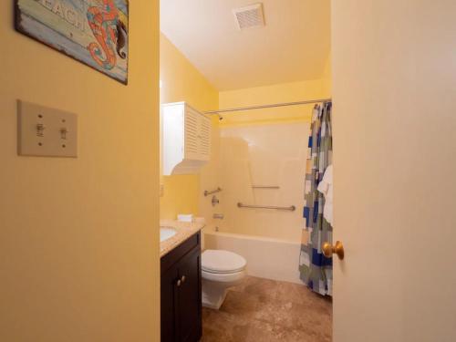 uma casa de banho com um WC e um lavatório em Wesley Paradise Chic1BD Private Balcony and Pool em Ocean City