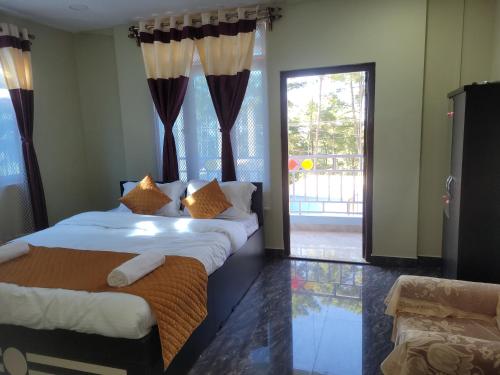 1 dormitorio con 2 camas y ventana grande en Vati guesthouse, en Shillong