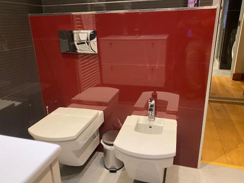 a bathroom with a white toilet and a sink at Apto ElizaG-1 in Lesaka