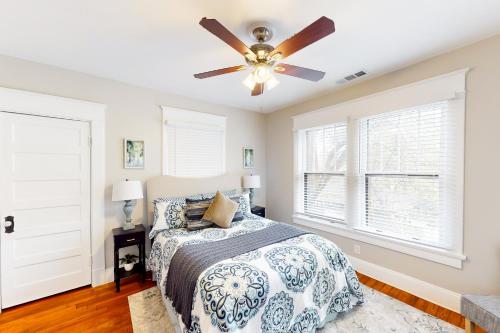 Schlafzimmer mit einem Bett und einem Deckenventilator in der Unterkunft Luxury on Piedmont in Atlanta