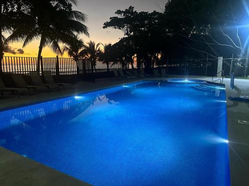 een groot blauw zwembad met blauwe lichten erop bij BigWave Costa Rica in Playa Hermosa
