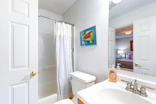 勒德洛的住宿－Winterplace F101，白色的浴室设有卫生间和水槽。