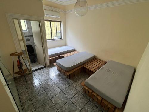 Pousada Hostel Sideral في كامبو غراندي: غرفة بسريرين ونافذة