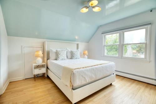 Habitación blanca con cama y ventana en Coastal Haven - Cozy Cottage for Family Vacation, en Fairfield