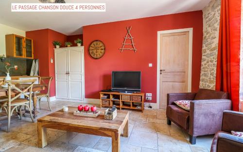a living room with a red wall at Le Passage in Carcassonne