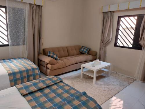 - un salon avec un canapé et une table dans l'établissement ليالي العروبة شقة مفروشة, à Riyad