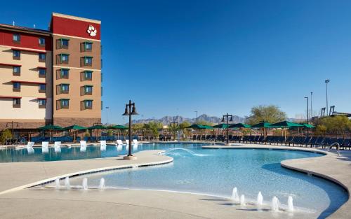 une grande piscine en face d'un hôtel dans l'établissement Great Wolf Lodge Arizona, à Scottsdale