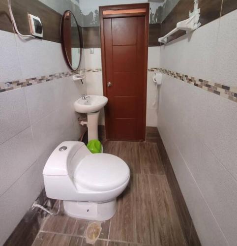 a bathroom with a toilet and a sink at Apartamento en Huancayo in Huancayo