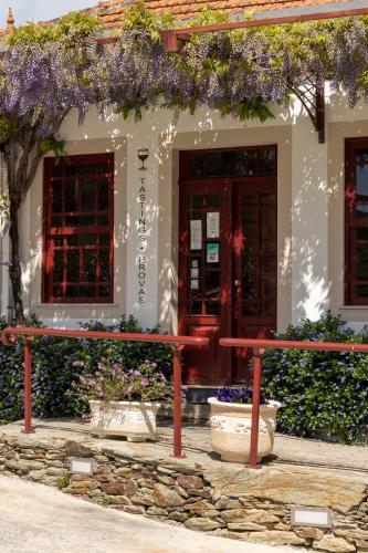 a building with flowers in front of it at Quinta do Tedo in Folgosa
