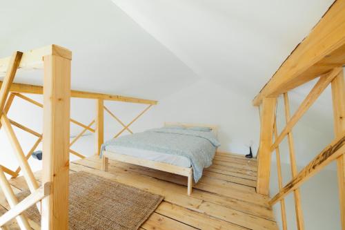 1 dormitorio con 1 cama y suelo de madera en Kuća za odmor Vrdnik, en Vrdnik