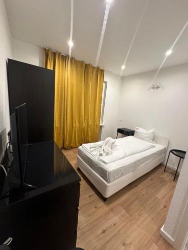 um quarto com uma cama e uma cortina amarela em Hotel Restaurant Krebs em Grenchen