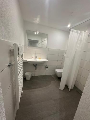 Kylpyhuone majoituspaikassa Hotel Restaurant Krebs