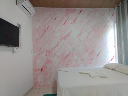 sypialnia z białą ścianą i czerwoną farbą w obiekcie Pousada Shamah w mieście Morro de São Paulo
