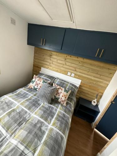 Tempat tidur dalam kamar di Tracey’s Hideaway - with hot tub & amazing views
