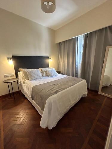 Un dormitorio con una cama grande y una ventana en Departamento Caseros en Salta