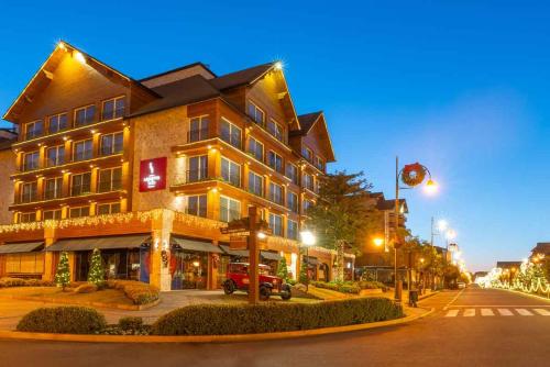 ein Gebäude an der Ecke einer Straße nachts in der Unterkunft Hotel Laghetto Stilo Borges in Gramado