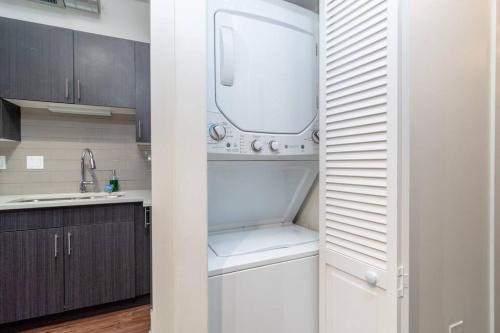 eine Küche mit Spüle, Waschmaschine und Trockner in der Unterkunft McCormick Place homie 3Br/2Ba with optional Parking for up to 6 guests in Chicago