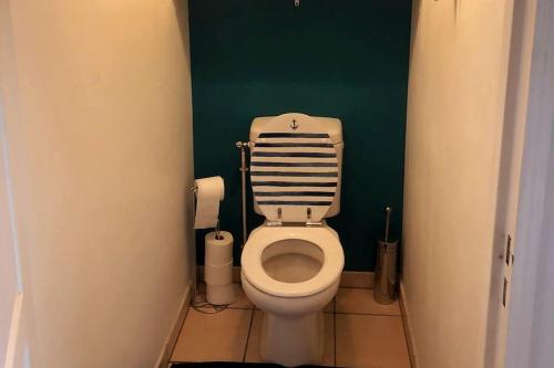 アングレットにあるAppartement T2 calme absolu, large terrasse, garage vélo, 5 min océanの緑の壁のバスルーム(トイレ付)