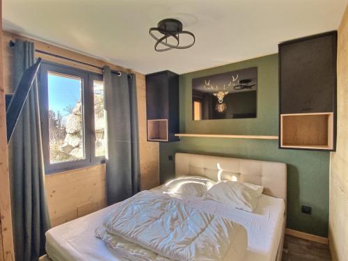 1 dormitorio con cama y ventana en Chalet deS'AMY et sa terrasse pour 8/10 personnes, en Font-Romeu-Odeillo-Via