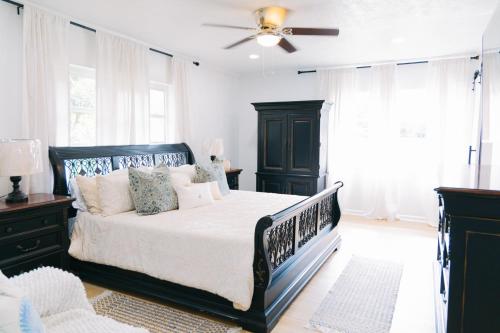 1 dormitorio con 1 cama y ventilador de techo en The Whimsical Ranch- Message For Spring Discount, en Homestead