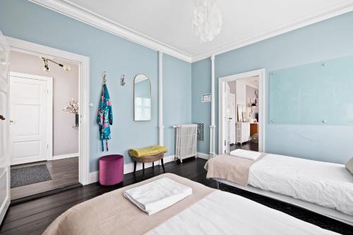 um quarto com 2 camas e paredes azuis em Historic Villa in downtown Reykjavik em Reykjavík