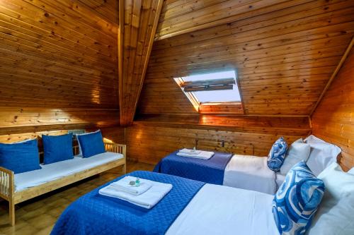a room with two beds in a wooden cabin at Il Terrazzino 51 in Bellagio