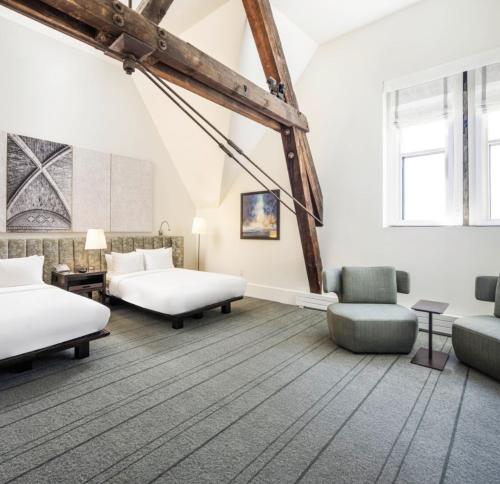 Ένα ή περισσότερα κρεβάτια σε δωμάτιο στο The Richardson Hotel