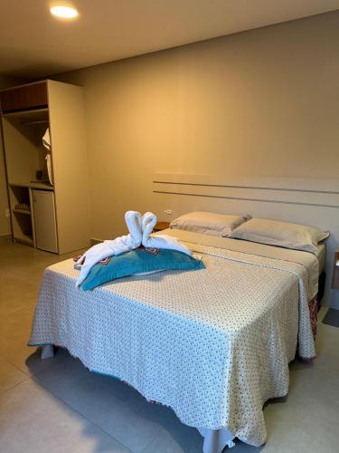 two beds with towels on top of them in a room at Jardim do Rio Suítes in Florianópolis