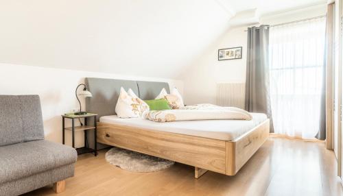 sypialnia z łóżkiem i krzesłem w obiekcie Biobauernhof Tonimörtl w mieście Mariapfarr
