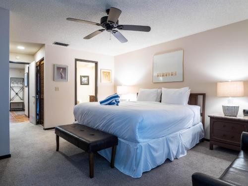 een slaapkamer met een groot bed en een plafondventilator bij Seaside Beach House 203 in Holmes Beach