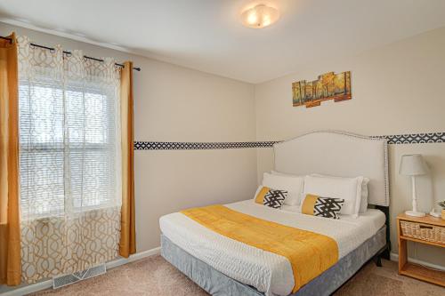 1 dormitorio con cama y ventana en Winston Salem's Sunshine Villa, en Winston-Salem