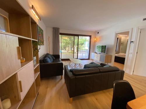 un soggiorno con divano e tavolo di Villa Bella Vista a Castelldefels