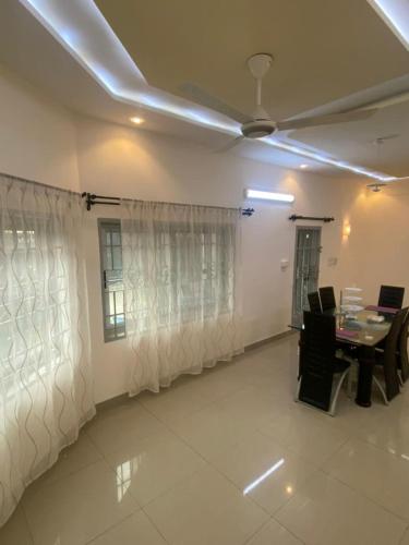 um quarto vazio com uma mesa e um tecto em Villadeluxe1 em Cotonou