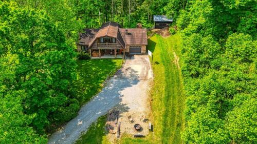 una vista sul soffitto di una casa nel bosco di Lakewood Cottage a Logan